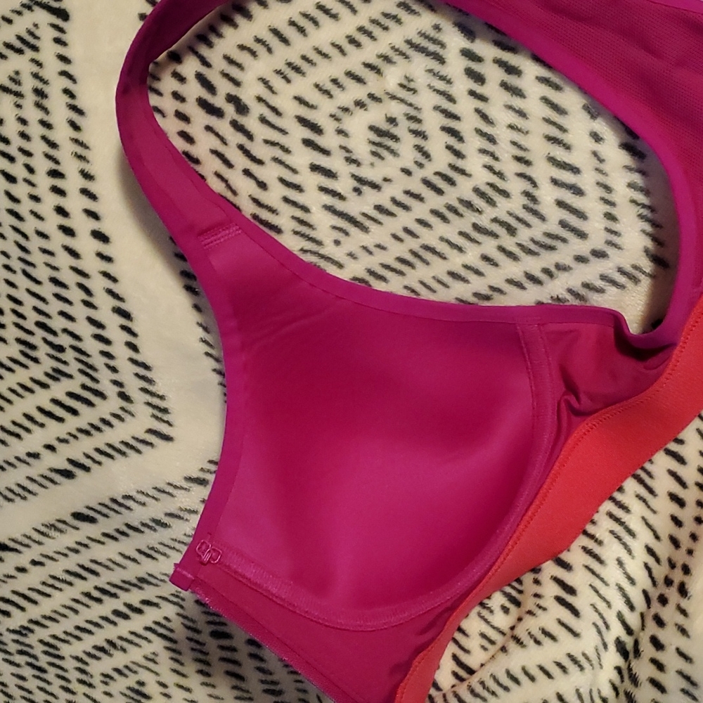 Under Armour Pink Sports Bra Woman's Size 32C - Picture 11 of 13